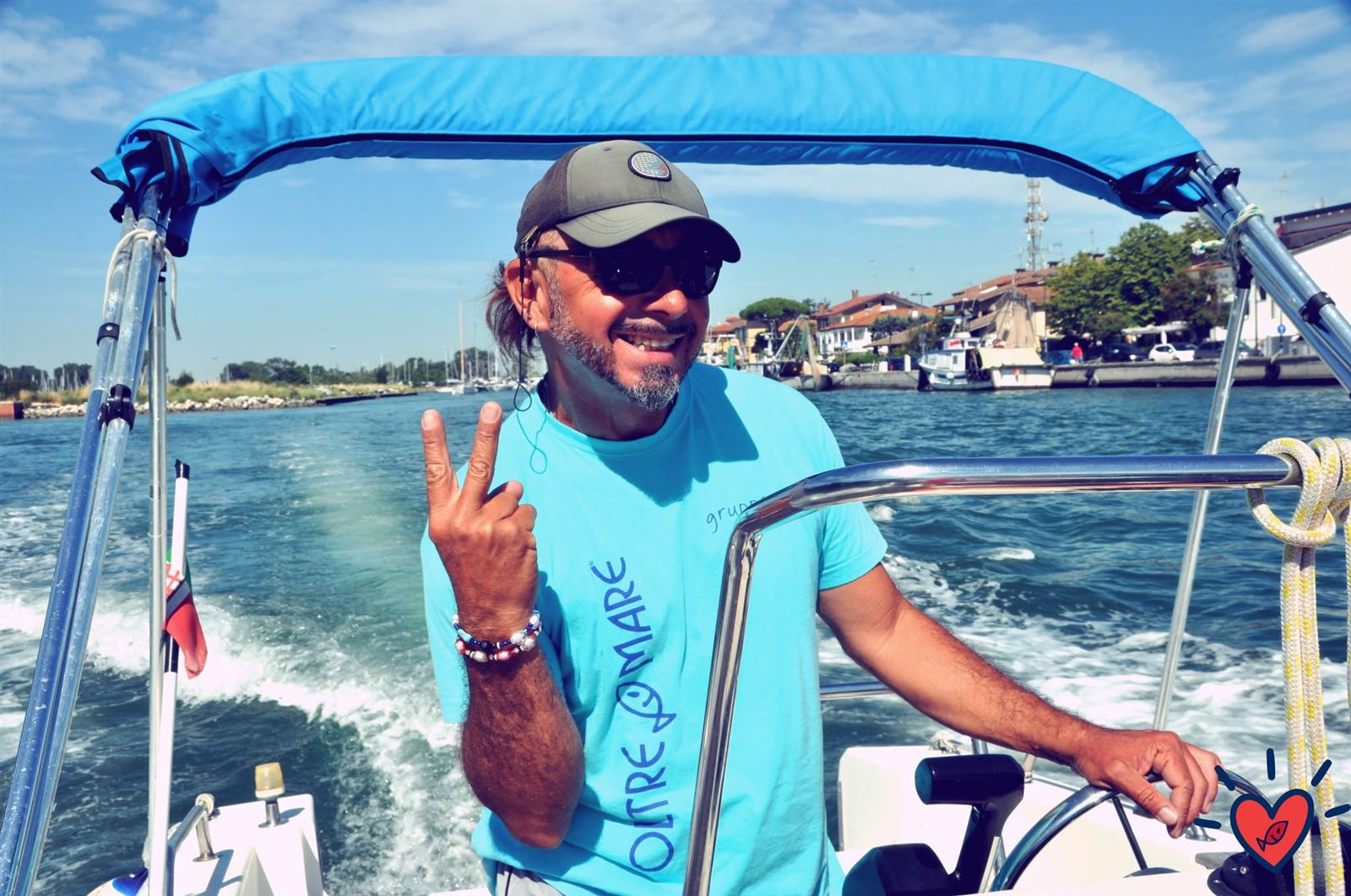 Istruttore Oltremare al timone di una barca a motore