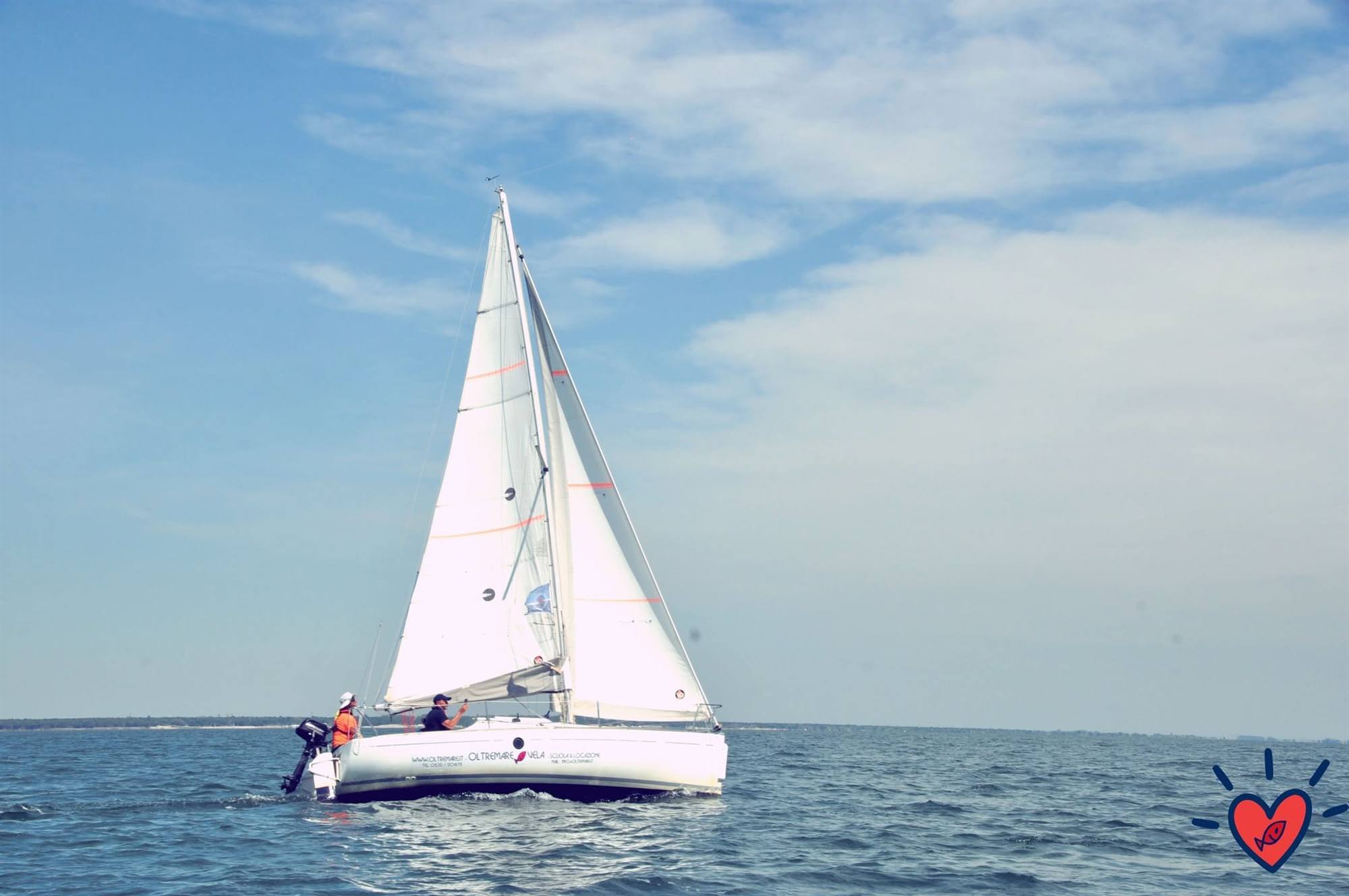 Il First 211 di Oltremare Vela a vela, con due persone a bordo