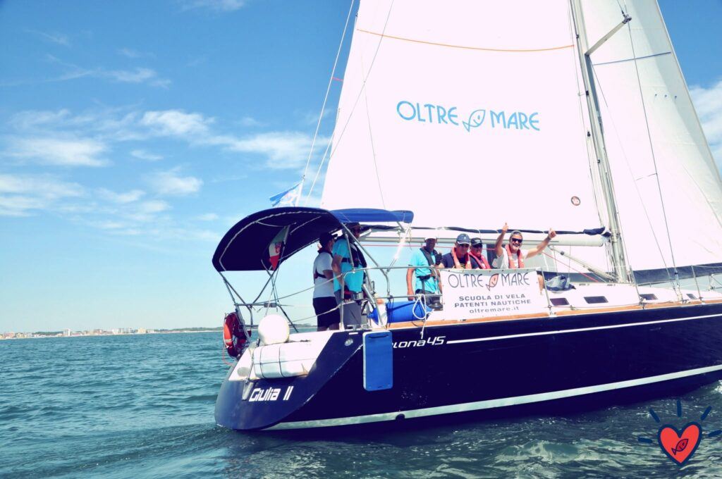 La barca Giulia II di Oltremare con gli allievi a bordo